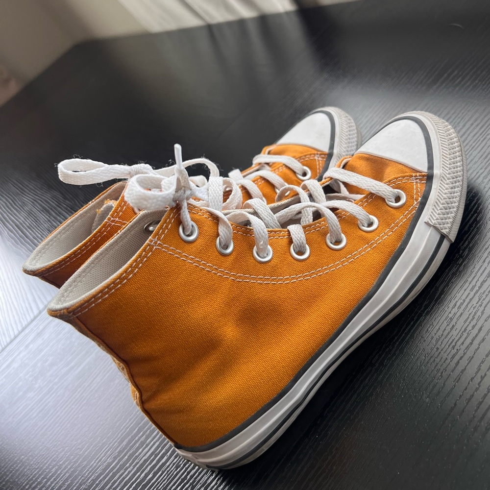 Converse High Tops. - Orange